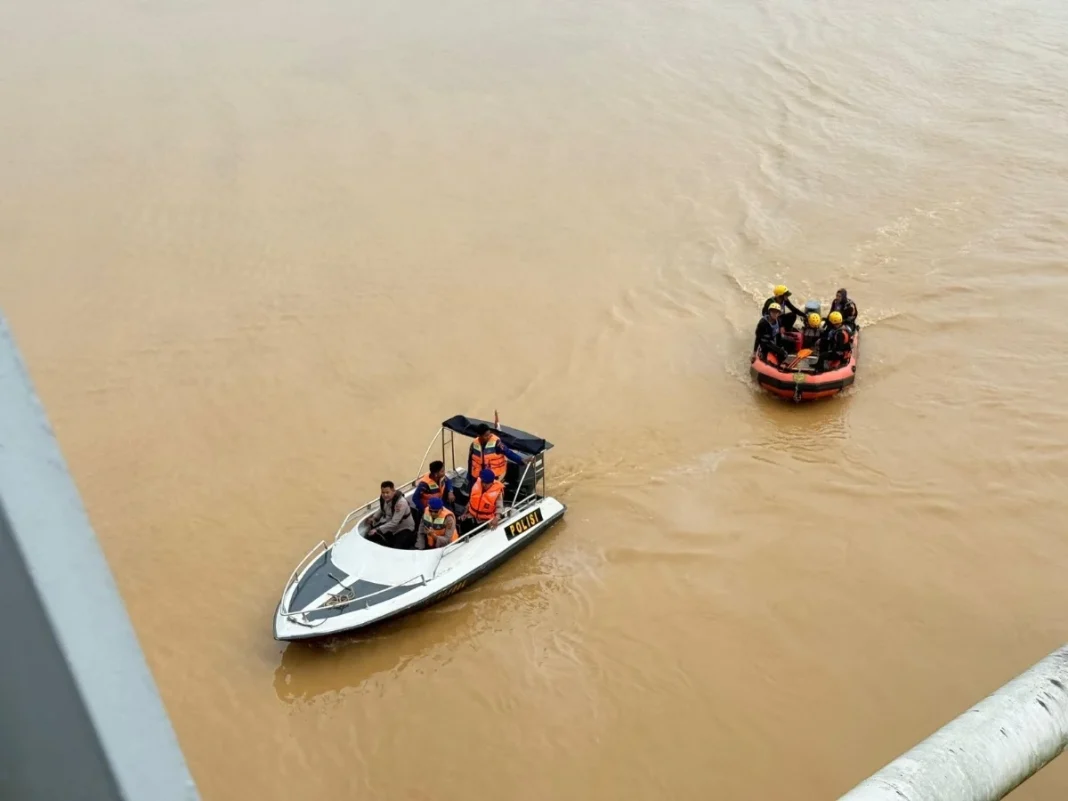 Seorang Warga Diduga Terjun dari Jembatan Aur duri I ke Sungai Batanghari, Tim SAR Lakukan Pencarian