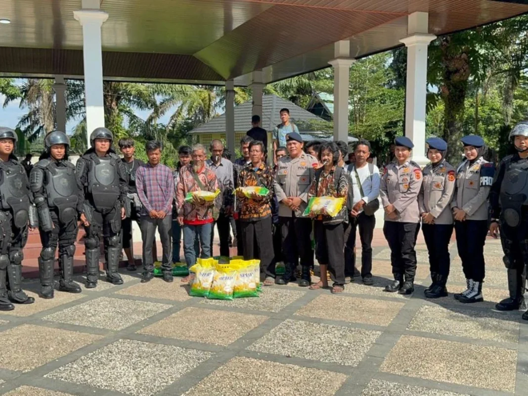 Aksi Damai Orang Rimba Aman, Brimob Jambi Berikan Tali Asih untuk Pendekatan Humanis