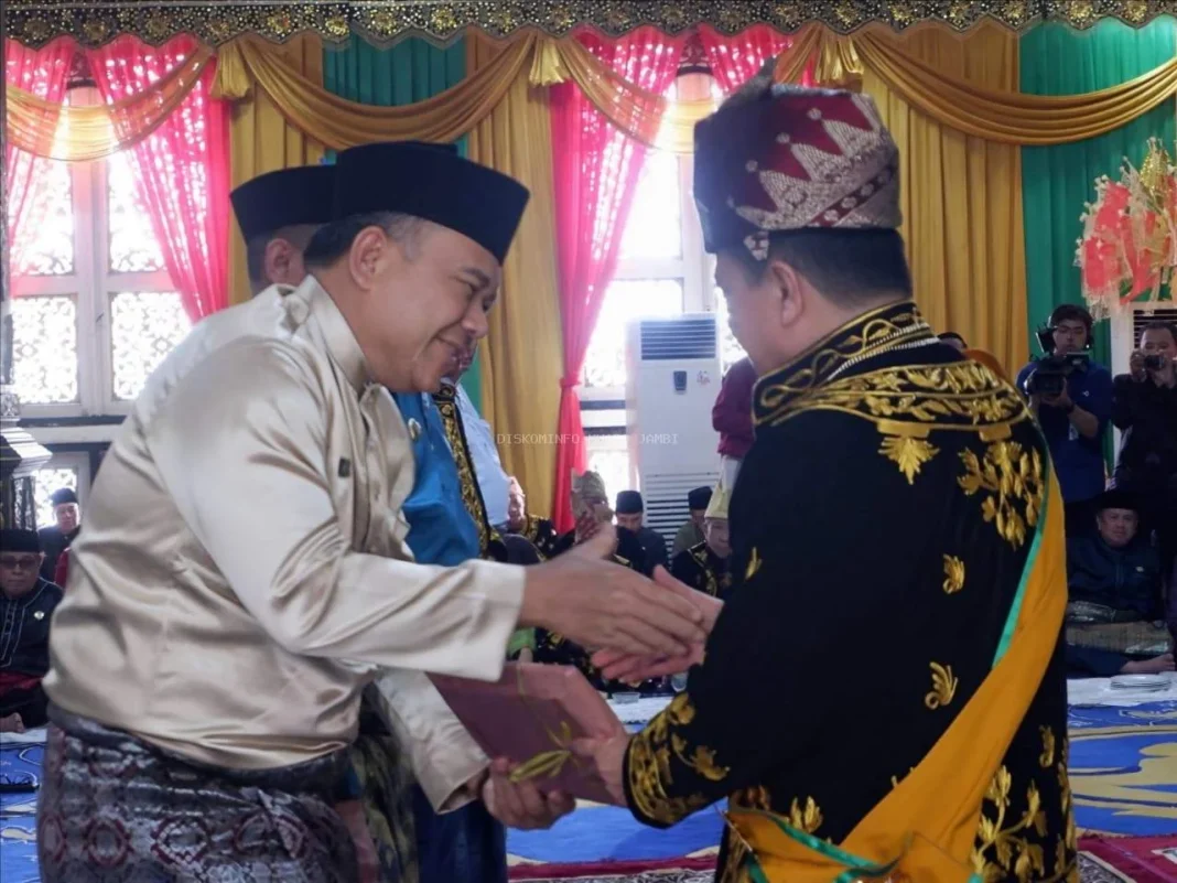 Sekda Budhi Hartono, S.Sos., MT, menghadiri Prosesi Penganugerahan Gelar Adat Melayu Jambi yang diselenggarakan oleh Lembaga Adat Melayu (LAM) Provinsi Jambi